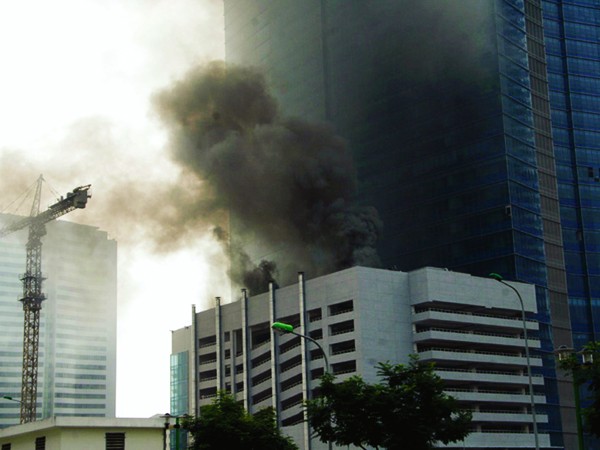 Tòa nhà 7 tầng của Keangnam bị cháy. Ảnh: L.D