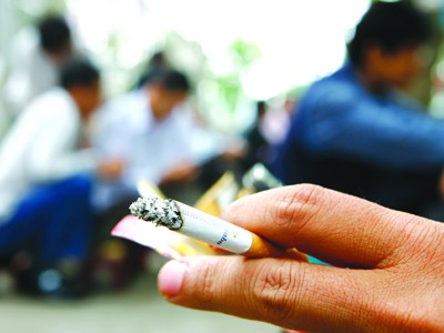 Hút thuốc lá nơi công cộng: Ai phạt, phạt ai?