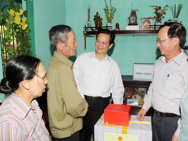 Thủ tướng Nguyễn Tấn Dũng và lãnh đạo chủ chốt thành phố Hải Phòng đến thăm thương binh nặng Phạm Văn Đọ Ảnh: TTXVN
