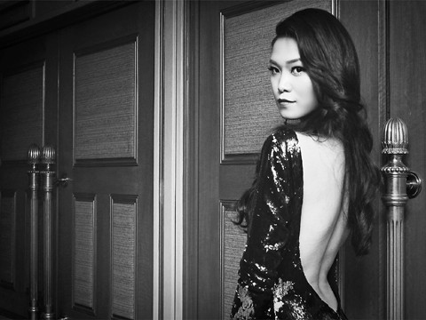 Lưng trần nuột nà của Hoa hậu Thùy Dung
