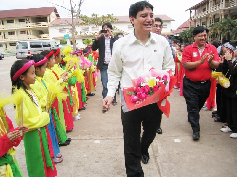 Báo Tiền Phong tặng quà báo Num Lao