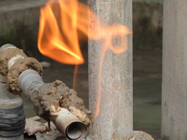 Lỗ khoan giếng bốc cháy là do khí metan