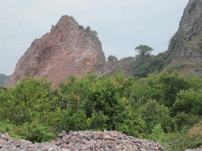 Một ngọn núi đá vôi tại thị trấn Kiên Lương đang bị khai thác