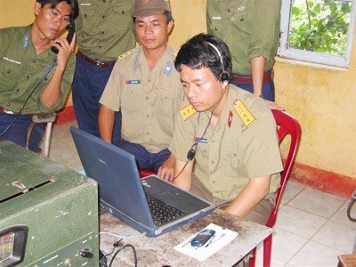 Đặng Quang Hiệu cùng các cộng sự đang kiểm tra lại hệ thống cảnh giới vùng trời