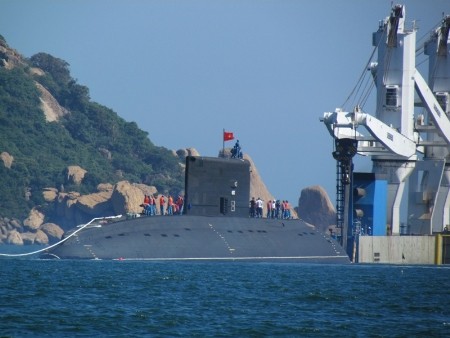 Clip: Tàu ngầm Hà Nội vào quân cảng Cam Ranh
