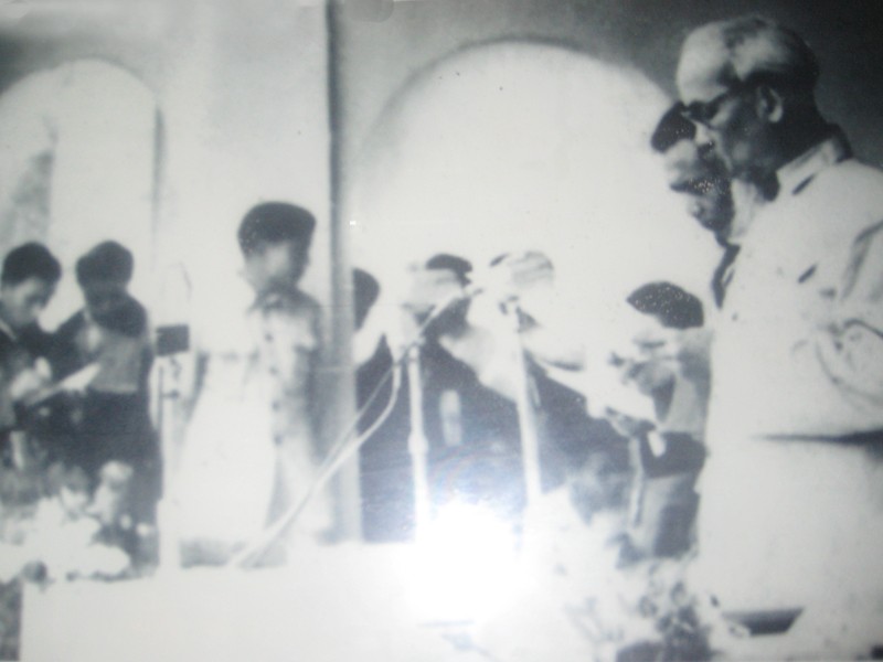 Bác Hồ về thăm Hà Giang 1962, ông Bính là người thứ 2 (trái sang). Ảnh tư liệu