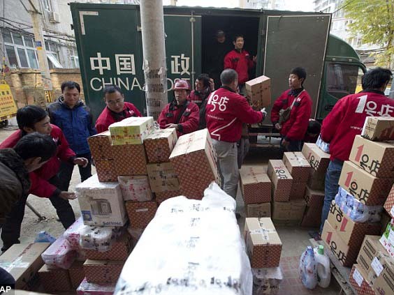 Các nhân viên giao hàng hối hả làm việc trong Ngày Độc thân ở Trung Quốc