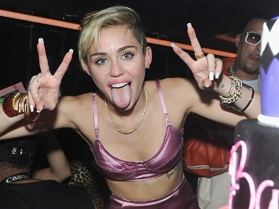 Miley Cyrus diện áo lót đi ra mắt album mới