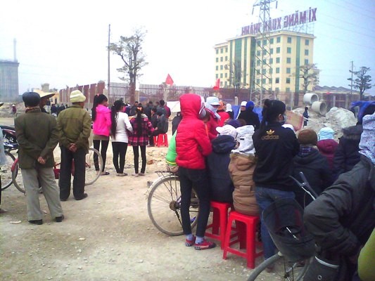 Hàng trăm người dân vây Nhà máy xi măng Xuân Thành tại Hà Nam