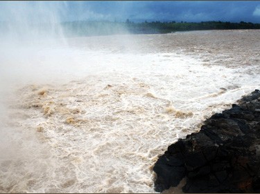 Nước sông Hồng ở Hà Nội đang lên do xả lũ