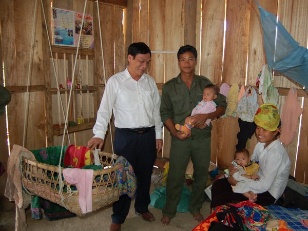Đại diện Ngân hàng BIDV thăm gia đình một thanh niên (ở Sốp Cộp - Sơn La) vừa được nhận nhà theo Nghị quyết 30a