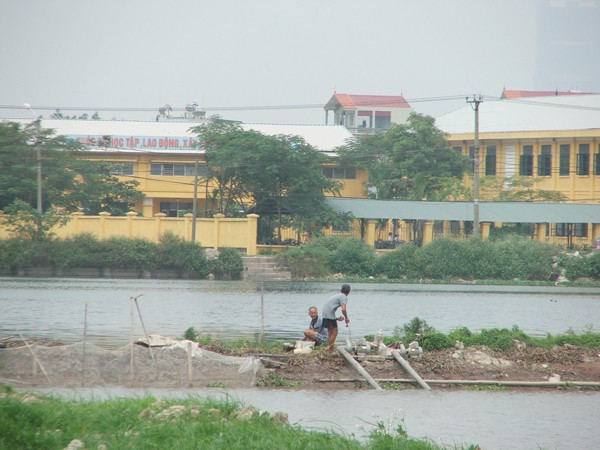 Người nuôi cá tại xã Tam Hiệp, huyện Thanh Trì nơm nớp lo ô nhiễm làm họ trắng tay. Ảnh: Minh Tuấn