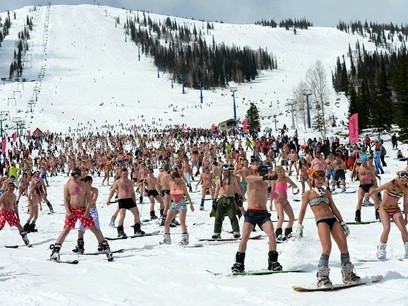 Diện bikini trượt tuyết để phá kỷ lục thế giới