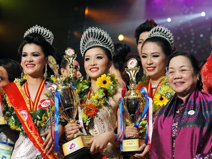 Hoa hậu các dân tộc Việt Nam hát dân ca trả lời ứng xử