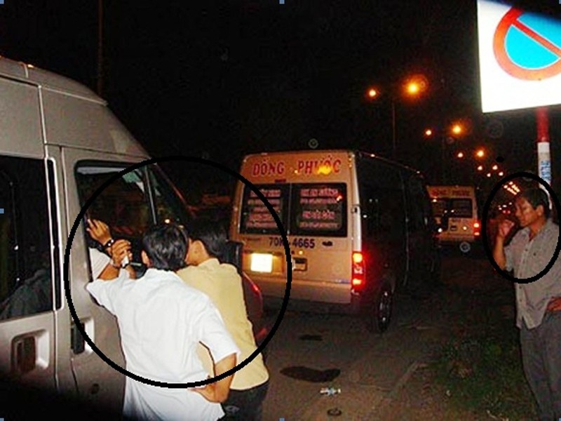 Một số người đang hăm dọa tài xế và hành khách của Công ty TNHH Đồng Phước (ảnh do bạn đọc cung cấp)