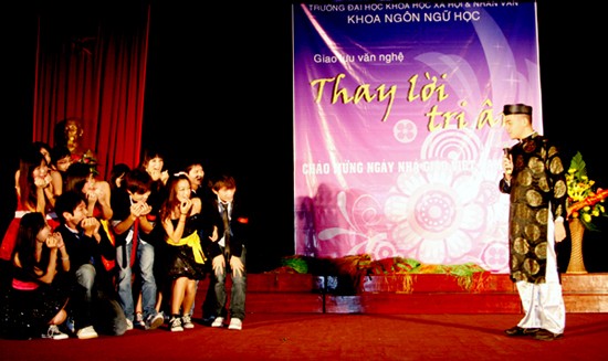 Sinh viên nước ngoài chào mừng ngày Nhà giáo Việt Nam