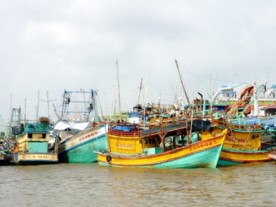 Tàu cá nằm bờ tại cửa biển Sông Đốc (Trần Văn Thời, Cà Mau)