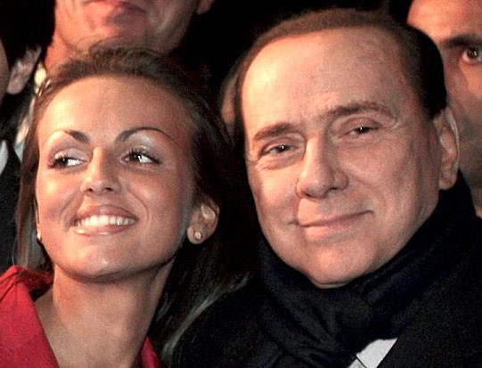 Cựu Thủ tướng Ý Silvio Berlusconi, 76 tuổi, tuyên bố đính hôn với người đẹp 27 tuổi Francesca Pascale