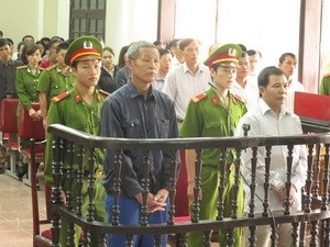 Hai bị cáo Ngô Văn Khởi và Nguyễn Văn Hải tại phiên tòa xét xử sơ thẩm.