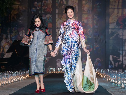 Ngọc Hân nắm tay Thanh Lam diễn thời trang Việt-Ý