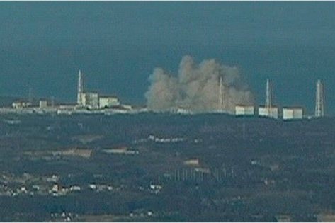 Khói bốc lên từ nhà máy điện hạt nhân Fukushima