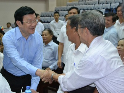 Chủ tịch nước Trương Tấn Sang thăm hỏi các cử tri Ảnh: L.N