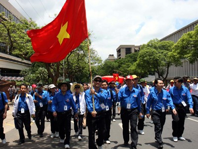 Đoàn đại biểu thanh niên, sinh viên Việt Nam tham gia diễu hành