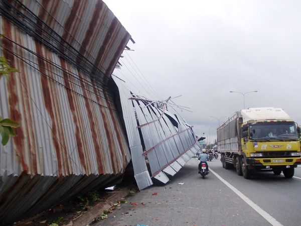 Trụ ăng ten viễn thông bị gãy đổ tại xã Bảo Hòa, huyện Xuân Lộc
