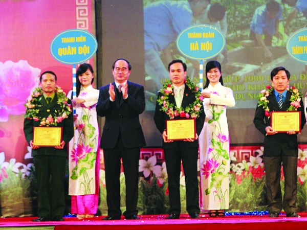 Phó Thủ tướng Nguyễn Thiện Nhân dự lễ tuyên dương 10 công trình thanh niên tiêu biểu. Ảnh: N.H
