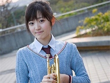 Nữ sinh Nhật xinh đẹp với đồng phục học sinh