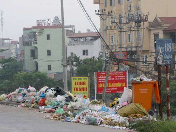 Rác thải đổ bừa bãi trên phố Hào Nam (Đống Đa)