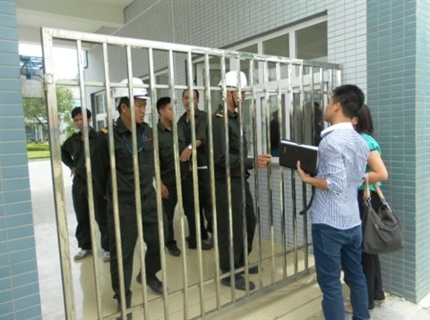 Lực lượng bảo vệ cấm cửa phóng viên và cơ quan chức năng