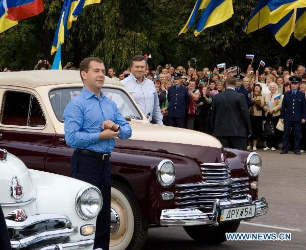 Tổng thống Nga, Ucraina tự lái xe tham gia diễu hành