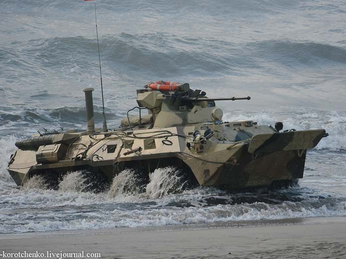 Cận cảnh bọc thép BTR-82A nghiền nát bờ biển, mở đường tấn công