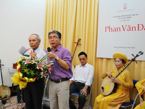 Nhà văn Phan Văn Đà giới thiệu một loạt bốn cuốn sách