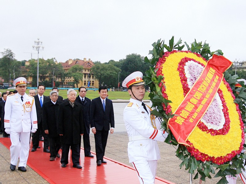 Đoàn đại biểu cấp cao vào Lăng viếng Chủ tịch Hồ Chí Minh. Ảnh: TTXVN