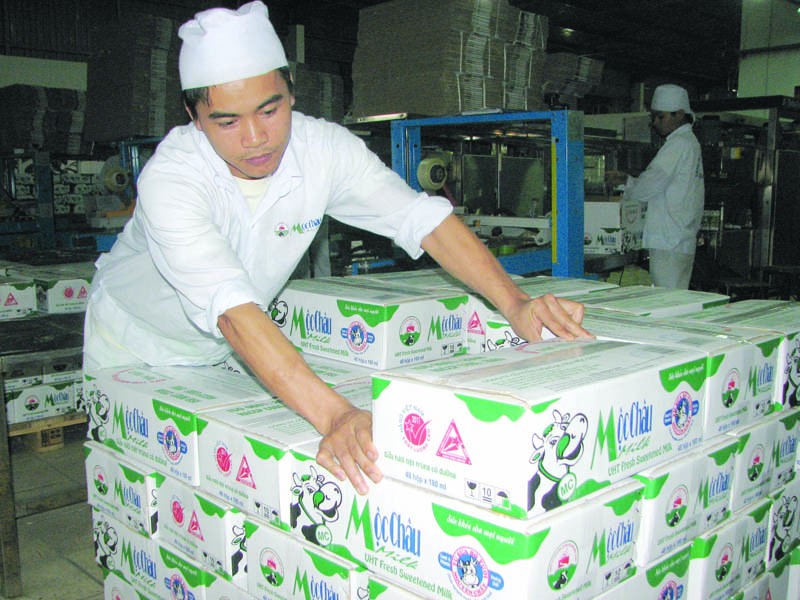Sản xuất, đóng gói sữa Mộc Châu tại nhà máy. Ảnh: QT