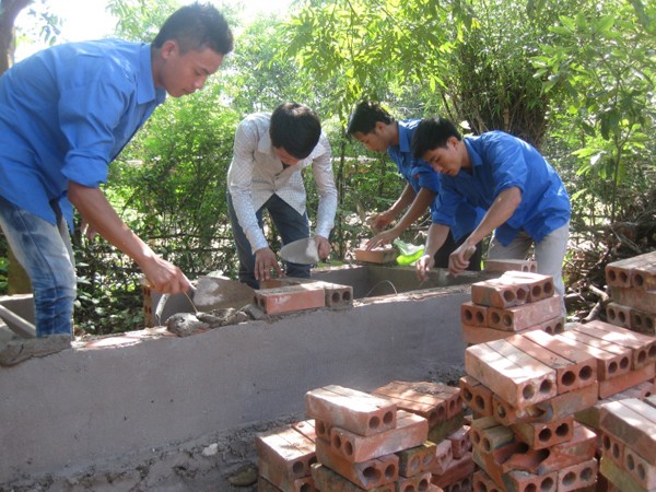 ĐVTN huyện Đầm Hà (Quảng Ninh) giúp bà con vùng sâu xây nhà tiêu hợp vệ sinh