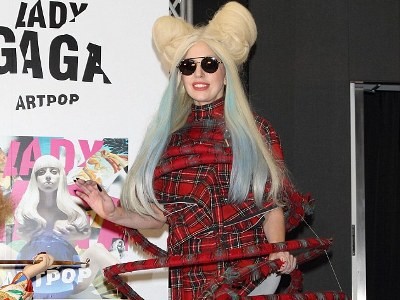 Lady Gaga lại diện trang phục quái dị đến Nhật Bản