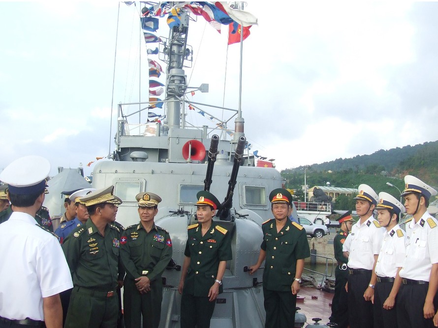 Đại tướng Myanmar thăm tàu chiến Việt Nam