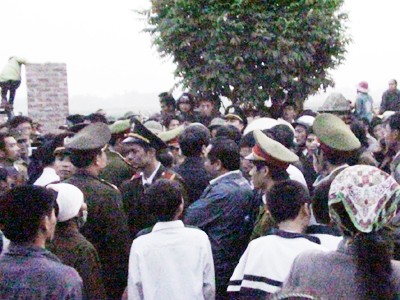 Đám đông vây trụ sở xã Minh Phú, Sóc Sơn (Hà Nội) chiều 19-11