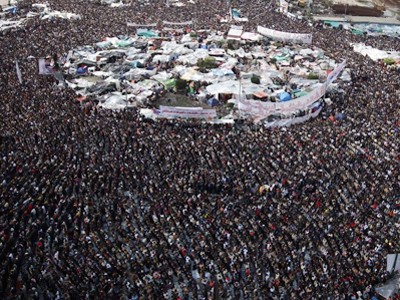Đám đông người biểu tình chống chính phủ tại Quảng trường Tahrir ở Cairo Ảnh: AP
