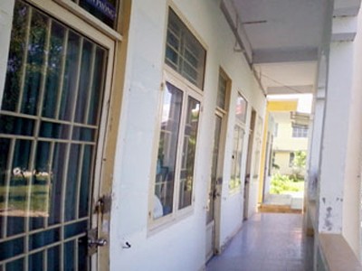 Các phòng làm việc tại trụ sở UBND xã Phong Phú, huyện Tuy Phong (Bình Thuận) đều khóa chặt. Ảnh: PN