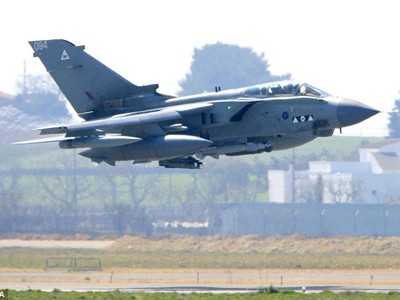 Máy bay tiêm kích RAF Tornado bắn tan xe tăng Libya