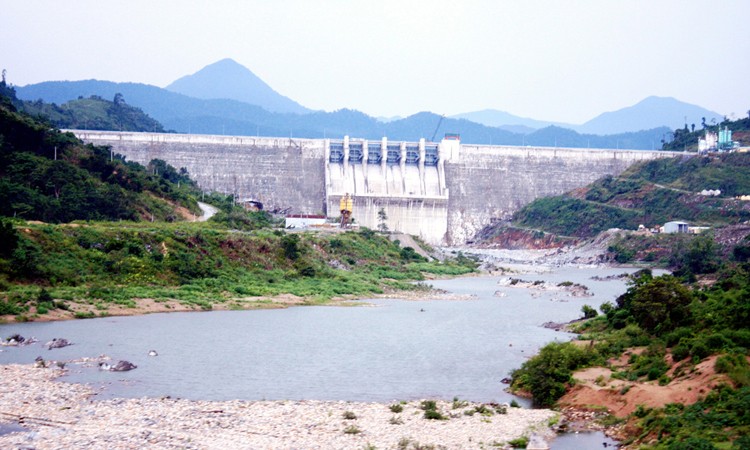 Đập thủy điện chặn dòng khiến hạ lưu Vu Gia - Thu Bồn thiếu nước và nhiễm mặn Ảnh: Nguyễn Thành