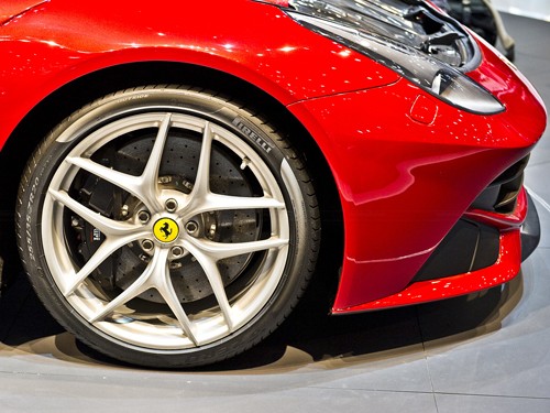 Chuyện về bộ lốp siêu xe Ferrari F12 Berlinetta