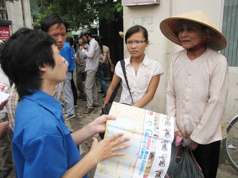 Bà Đào Thị Bát cùng cháu gái được các sinh viên tình nguyện hướng dẫn đi lại và tư vấn về kỳ thi