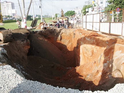 Ba công nhân bị chôn vùi dưới hố công trình