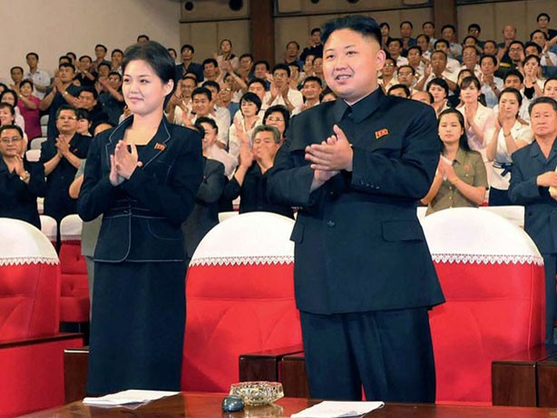 Người phụ nữ cạnh Kim Jong Un là cô Hyon Song Wol, từng là một ca sỹ nổi tiếng của Triều Tiên