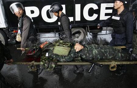 Cảnh sát Thái Lan thiệt mạng khi đụng độ người biểu tình